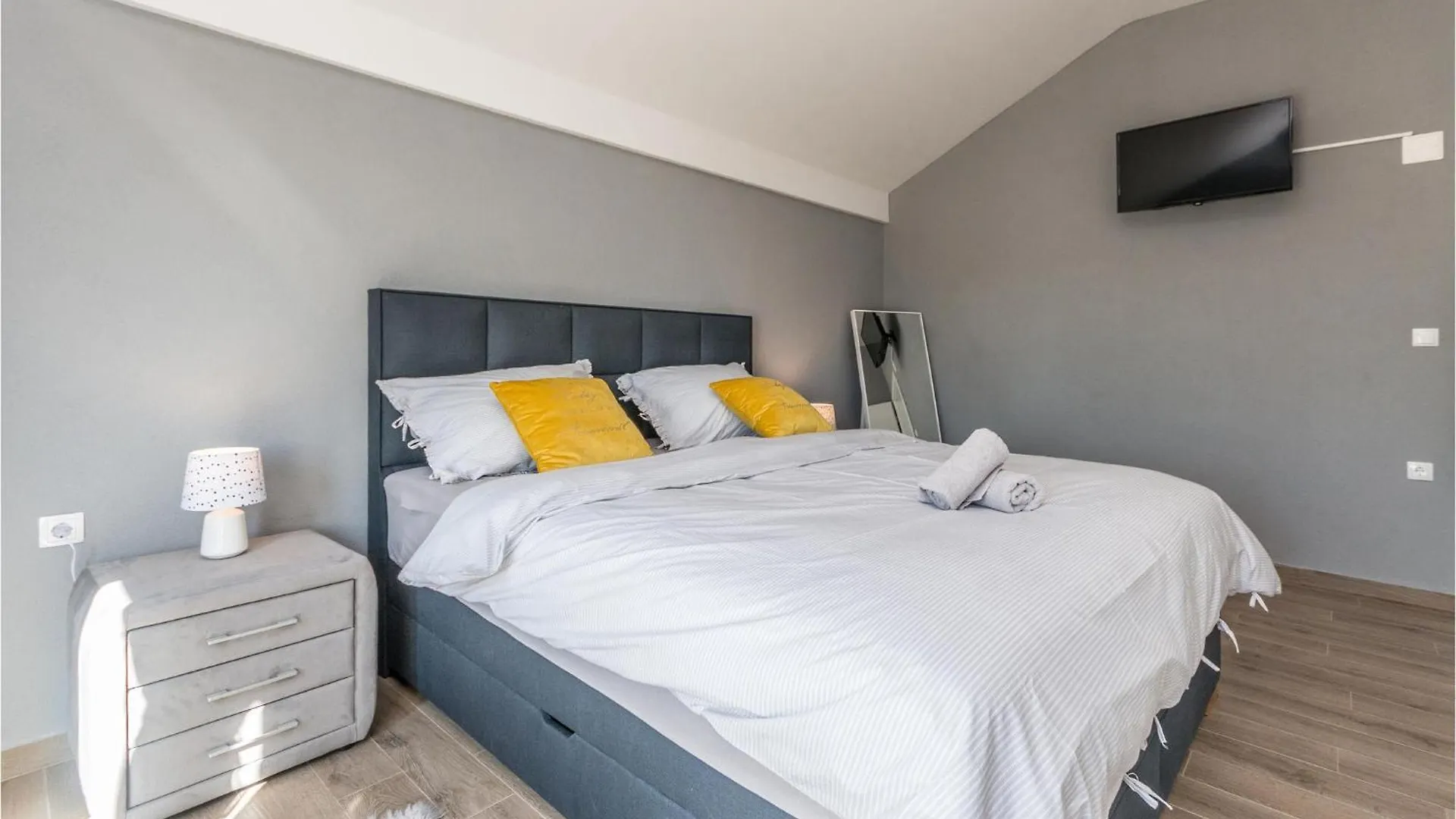 Holiday home Lovely Home In Perusic Donji With Wifi Dusic